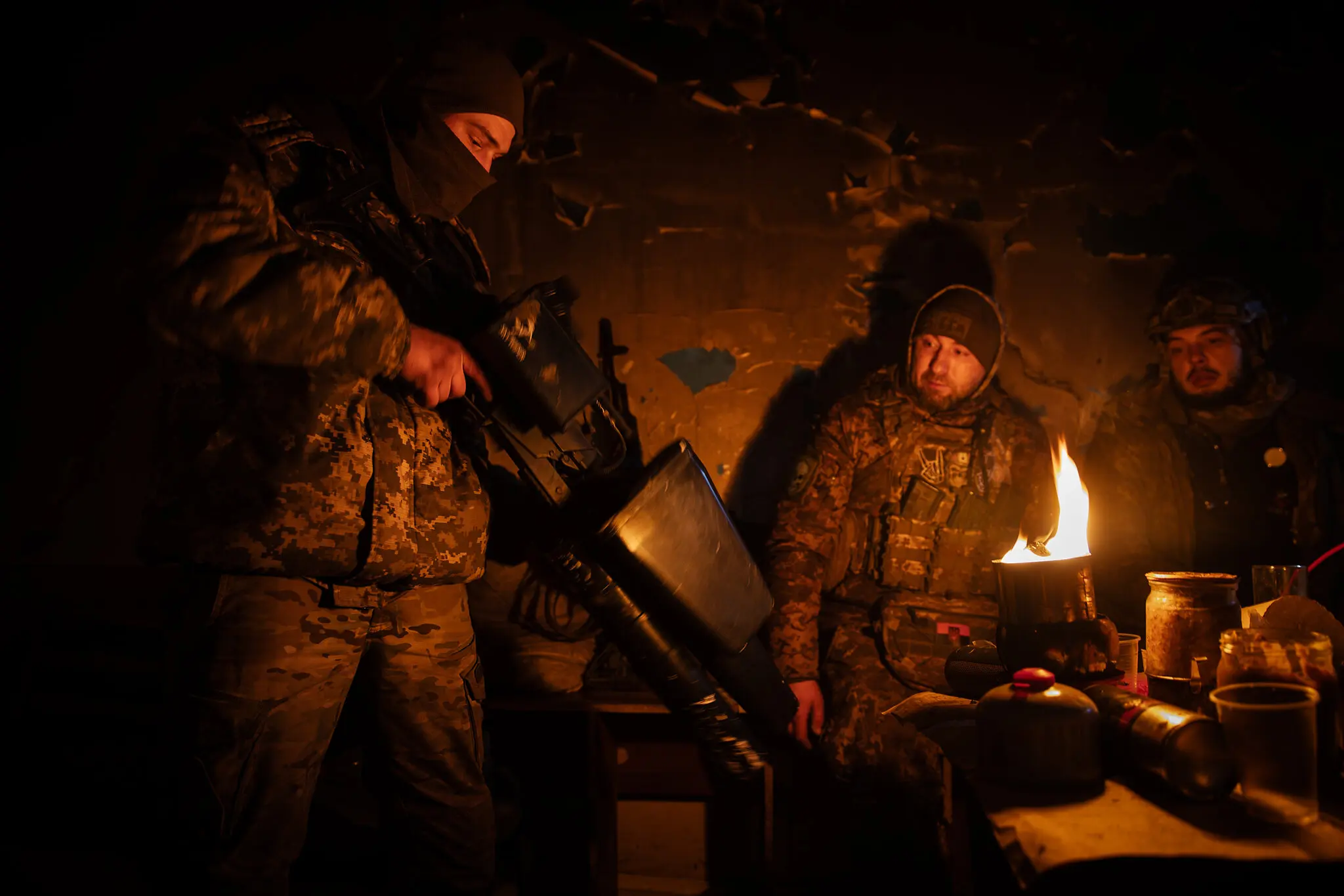 Українські військові у складі 72-ї механізованої бригади переобладнуються на передовій у будівлі у Вугледарі.